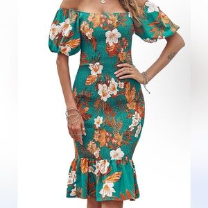 NWOT Bodycon Floral Smocked Midi Dress